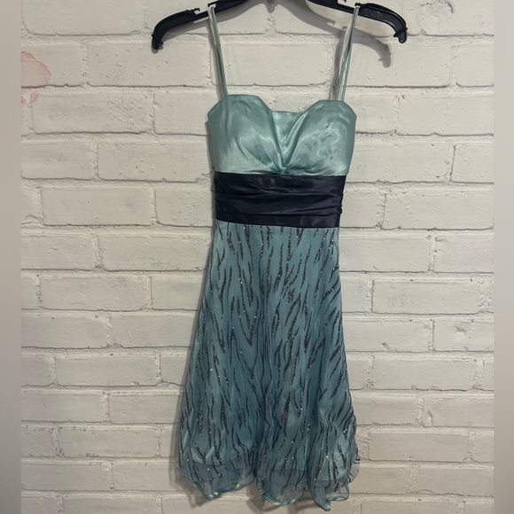 JUNIORS PROM DRESS - Picture 6 of 11